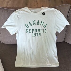 Banana Republic NWT Men’s Medium White Short-Sleeve Tee with Green Logo